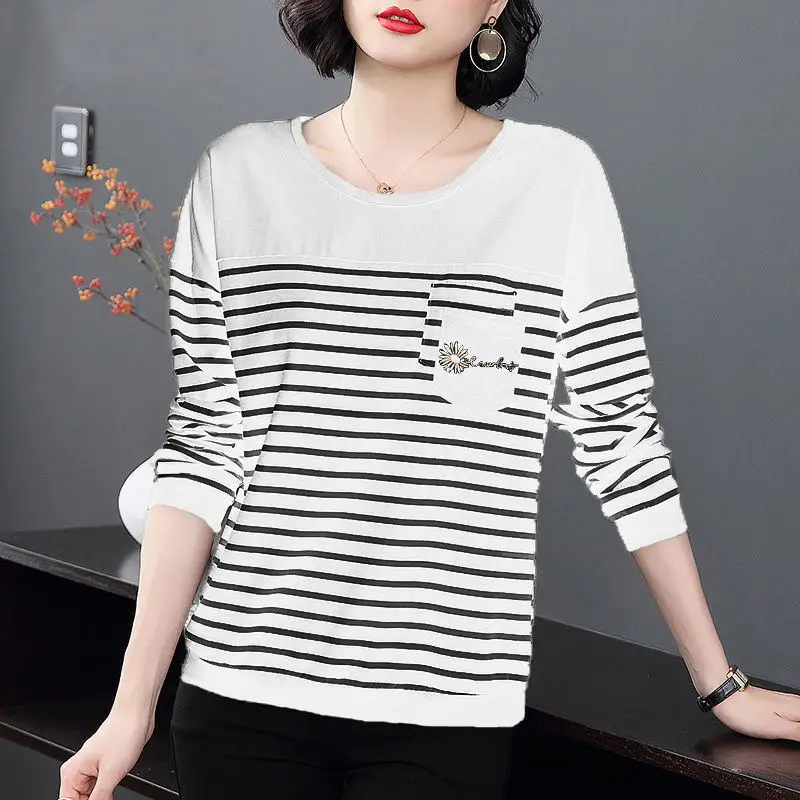 

2021 new long sleeve T-shirt women's Korean autumn large size loose base shirt spring autumn Little Daisy women's top