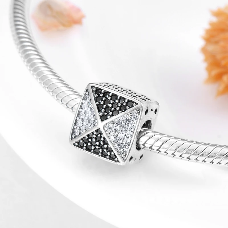 Черный и прозрачный очаровательный кубический циркон квадратной формы