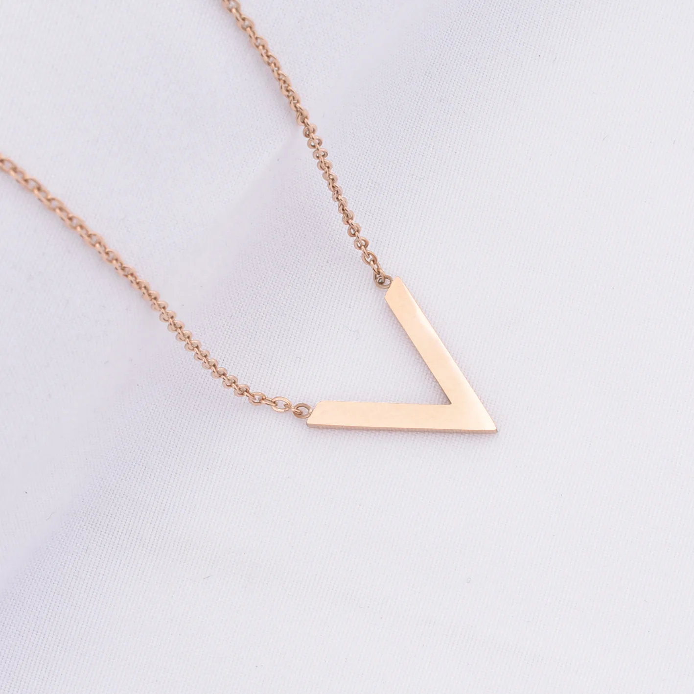 Модное ожерелье с V образным кулоном из розового золота для женщин и девушек