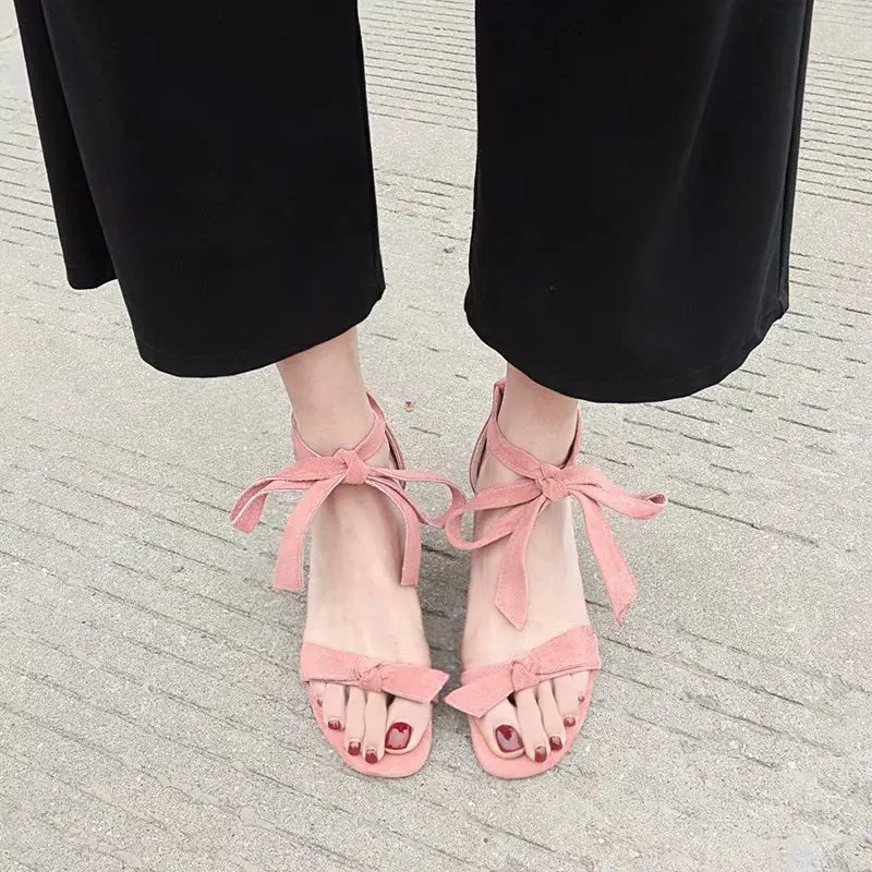 Босоножки на высоком каблуке 6 см с перекрестными ремешками и бантом Женская