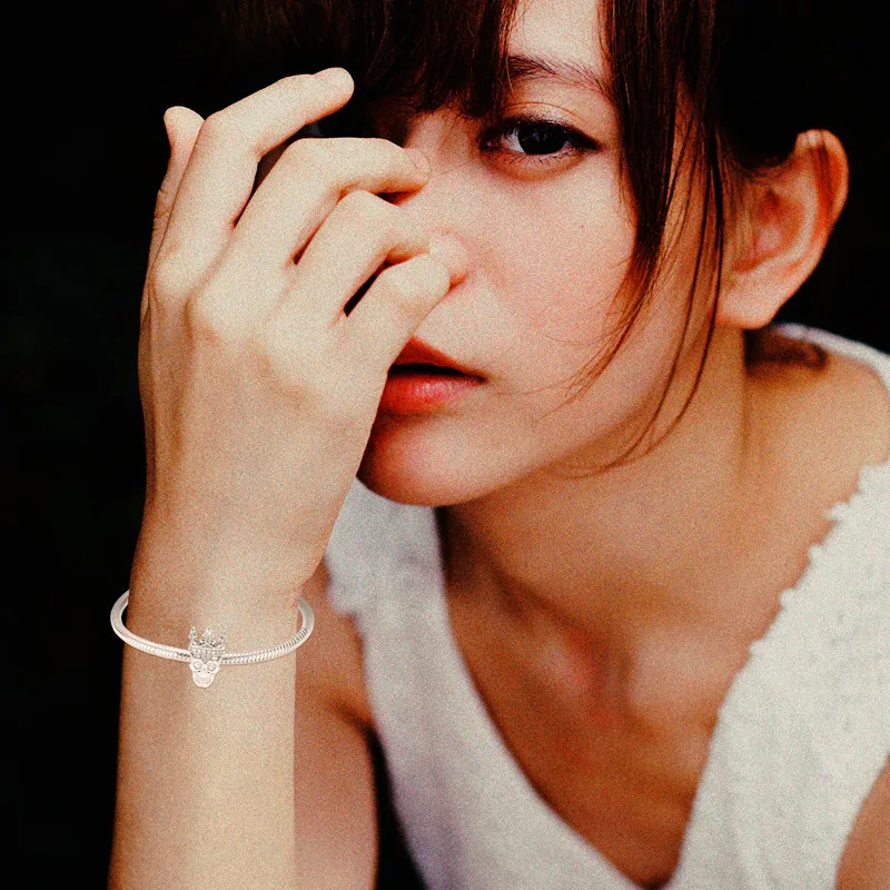 Подвеска в виде черепа с серебряной короной ювелирные изделия серебряным