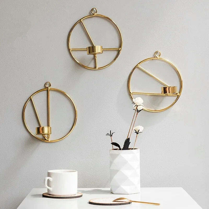 Простой геометрический подсвечник из кованого железа золотого цвета для