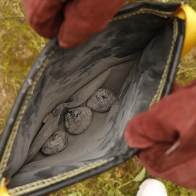 

Charcoal Burning Fuel Ignitor Storage Bag, High Temperature Resistant Black Magnetic Stripe Storage Bag Fireproof Bag Dropping