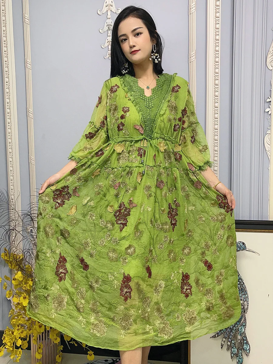 

Silk embroidery dressLoose waistRetro temperamentflowerAge reductionSeaside holidayMedium length skirt