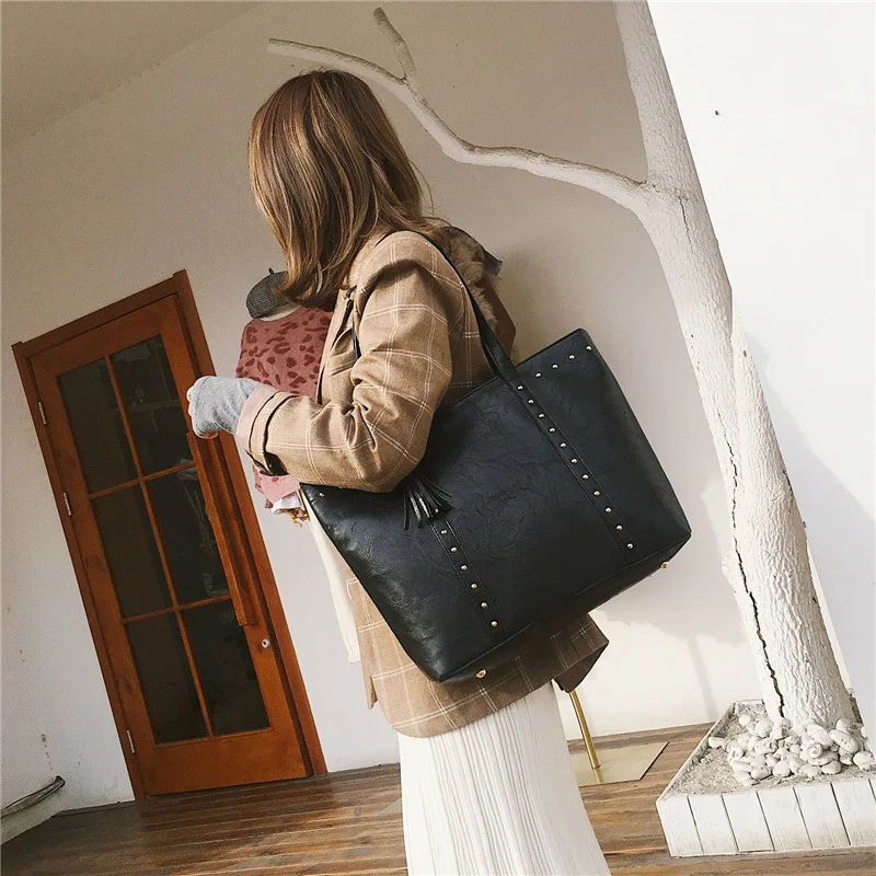

2020 Women's Handbag Simple Rivet Pu Leather Women's Shoulder Bags Solid Color High Capacity Tassel Totes Female Women Bag