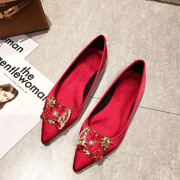 

Туфли женские атласные с заостренным носком, на плоской подошве, со стразами