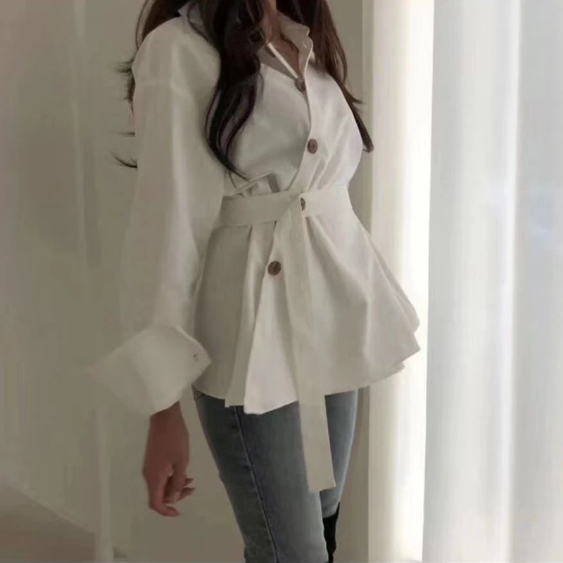 Женская Асимметричная блузка GALCAUR белая на шнуровке с отложным воротником и