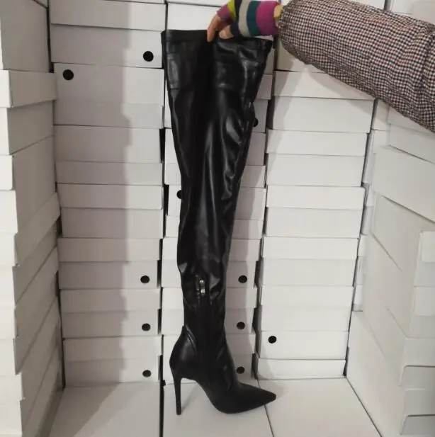 Женские сапоги выше колена черные с острым носком на шпильке украшенные