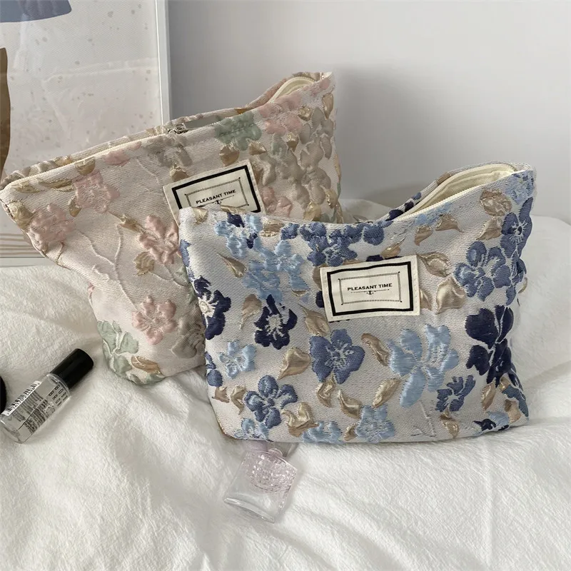 

Women Clutch Bag French Style Relief Flowers Print Cosmetic Pouch Simple Big Capacity Canvas Washing Bag Travel Storage Pack