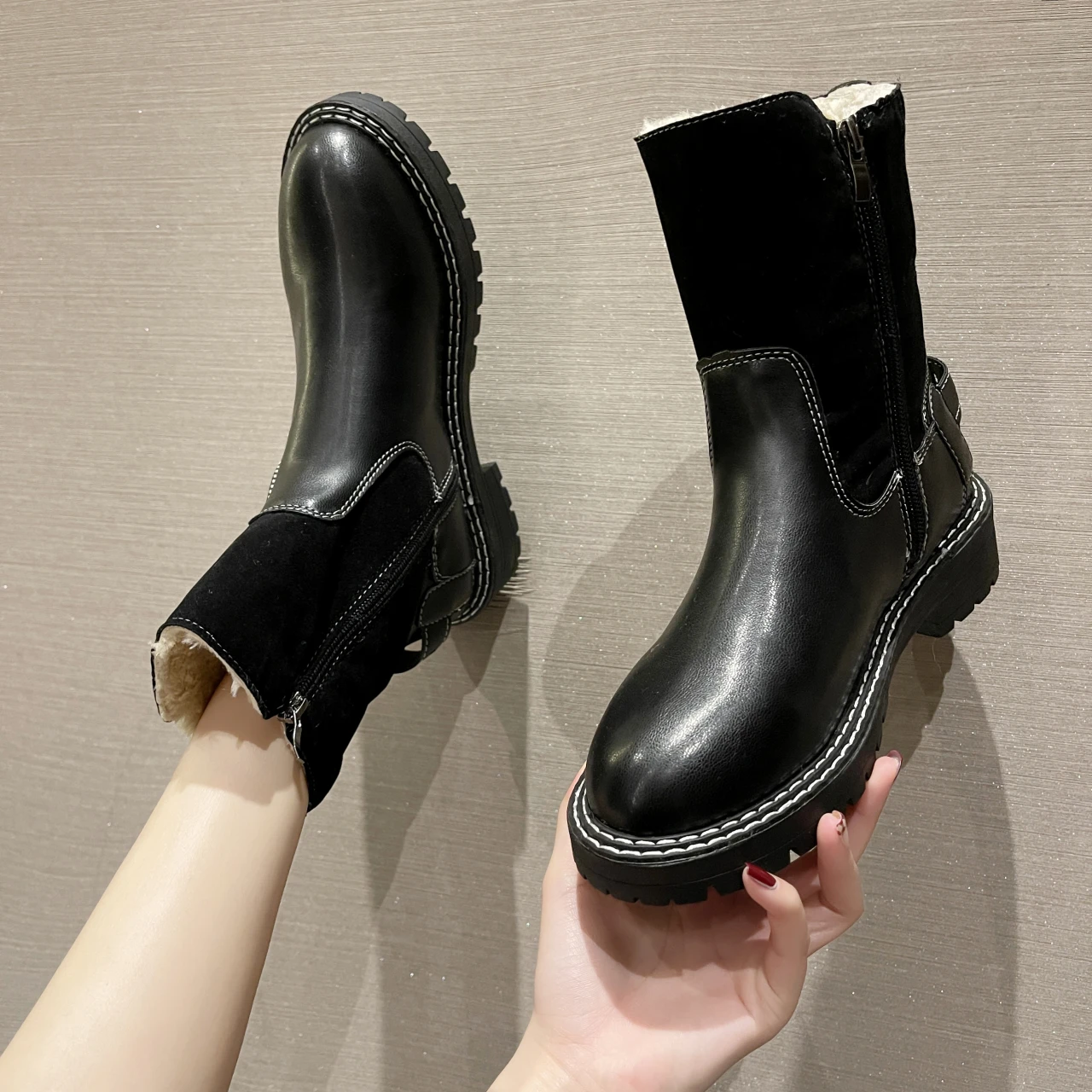 

Женские ботинки средней длины, повседневная обувь на толстом каблуке и платформе, новинка осень-зима 2021, черные женские ботинки с меховой от...