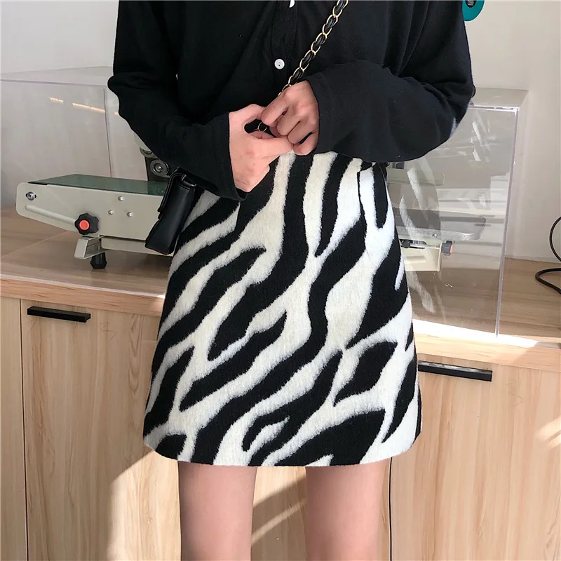 

Spring Autumn Black White Striped High Waist Velvet Mini Skirts Women Sexy Slim A Line Short Skirts Woman 2021 New Winter