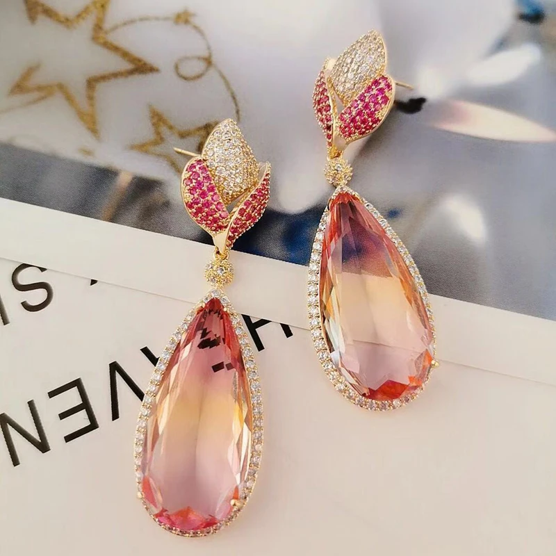 Женские серьги подвески с фианитами Be 8 Разноцветные в форме капли украшенные