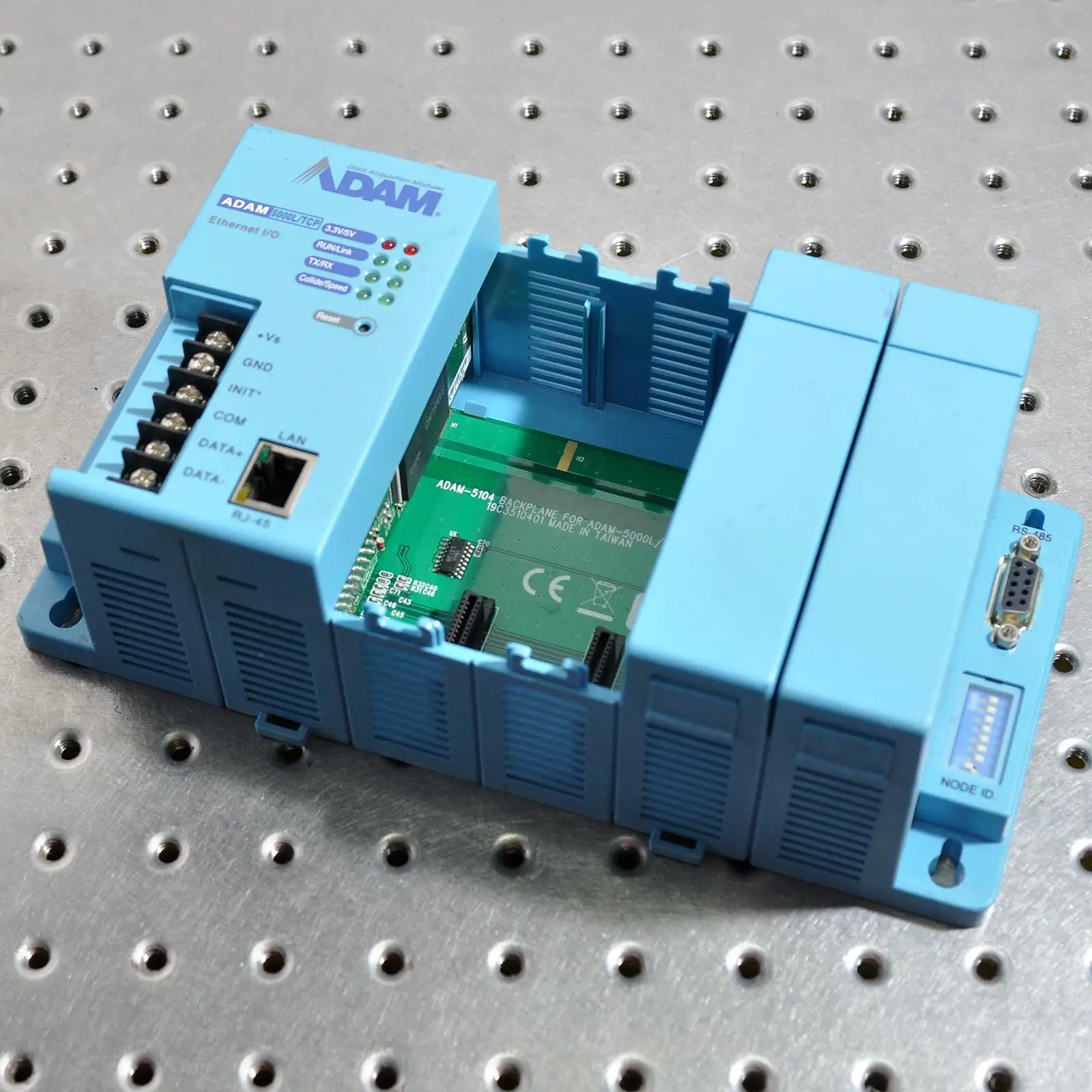 ADVANTECH ADAM 5000L/TCP основанных на локальная сеть 4 гнездами для распределенная система