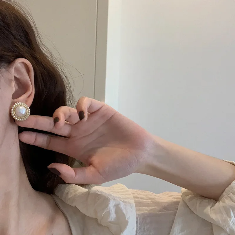 

New high sense retro Hong Kong style Hepburn style pearl earrings earrings female French spring and summer temperament ear clip