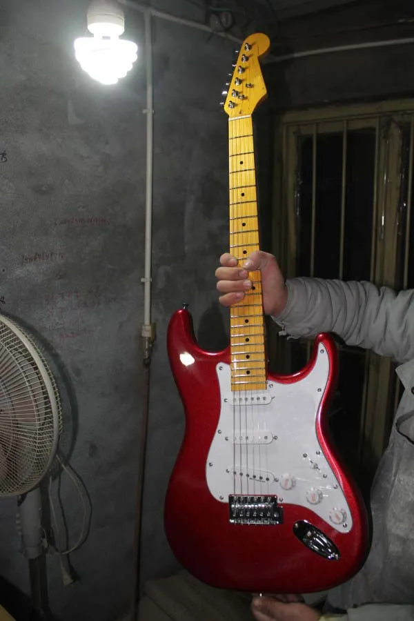 

Factory custom shop Newest Custom Candy Apple Red whitr black Cream sky blue ST electric guitar Free shipping 8pai