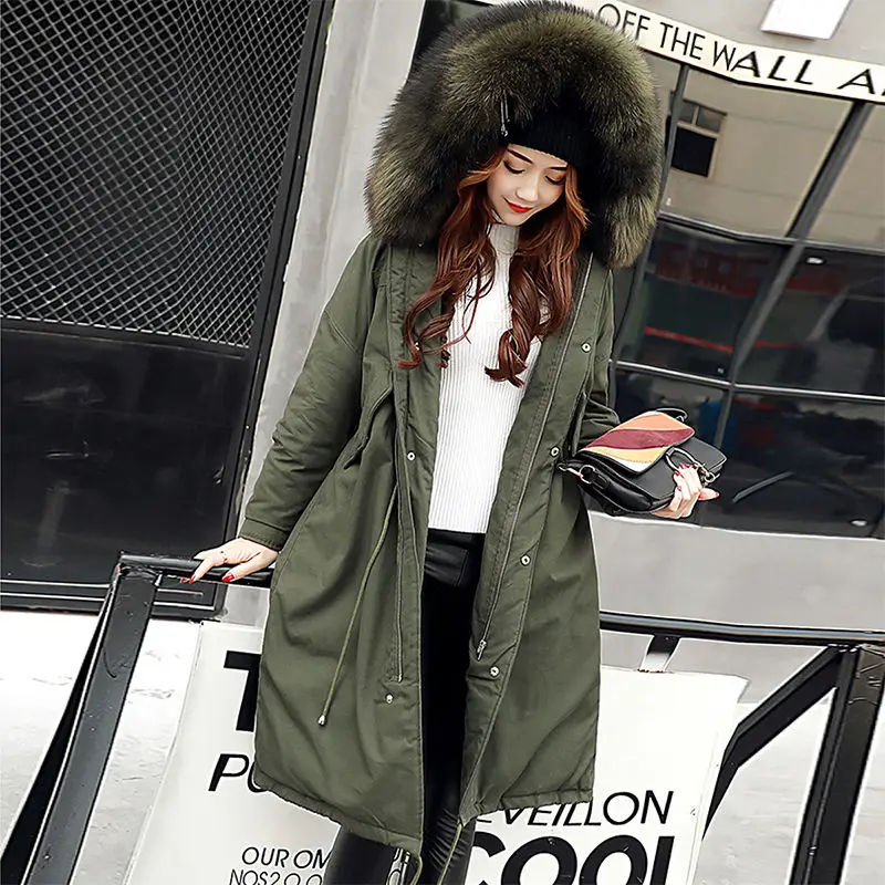 Женская куртка на белом утином пуху с капюшоном из натурального меха енота |