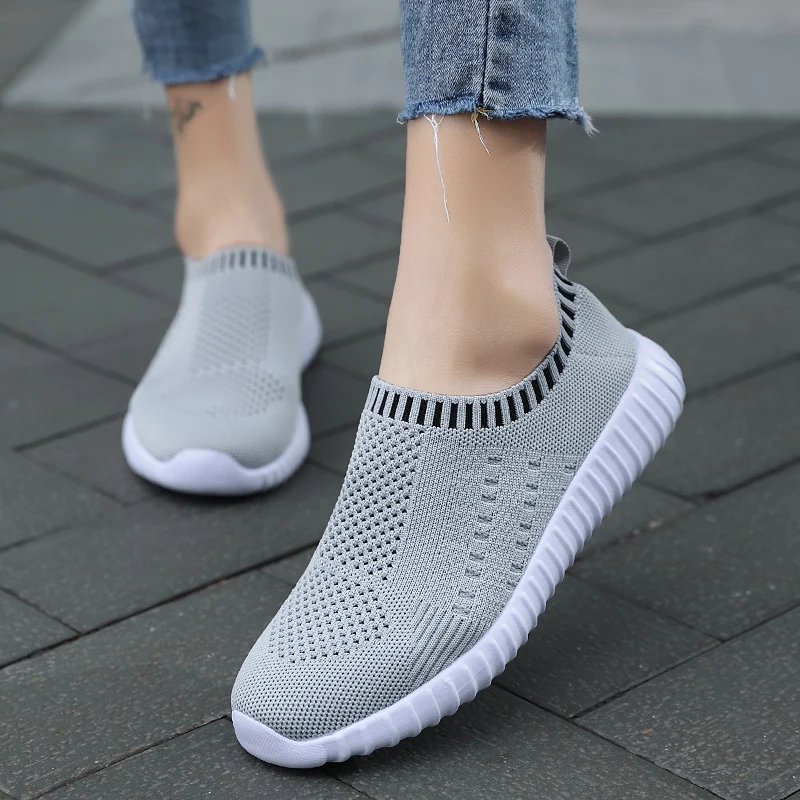 

Женские кроссовки из эластичной ткани, на вулканизированной подошве