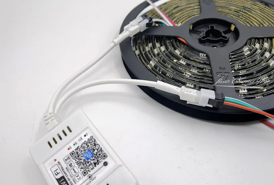 Интеллектуальный Wi-Fi голосовой светодиодный контроллер APP 2 выходной 28key IR remote 5-24V