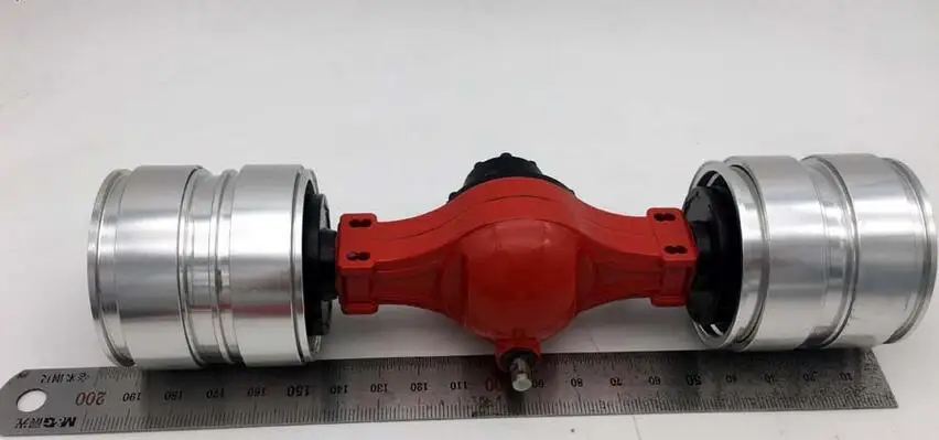 Бульдозер поперечного мостового погрузчика после торможения военного зажимного