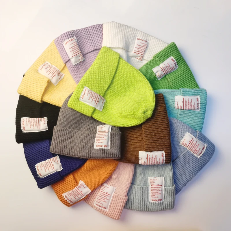 Шапка вязаная детская осенне-зимняя однотонная с буквенным принтом | Детская