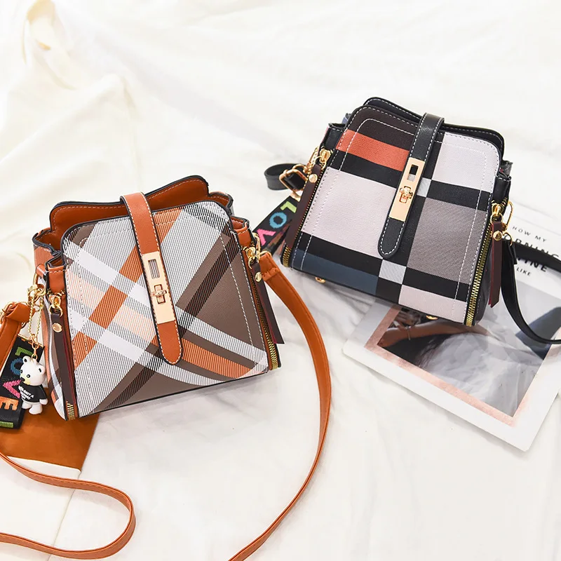 

Plaid Women Bear Shoulder Bag INS Popular Female Handbag Holiday PU Messenger Bags For Lady Design Exquisite Crossbody Bucket