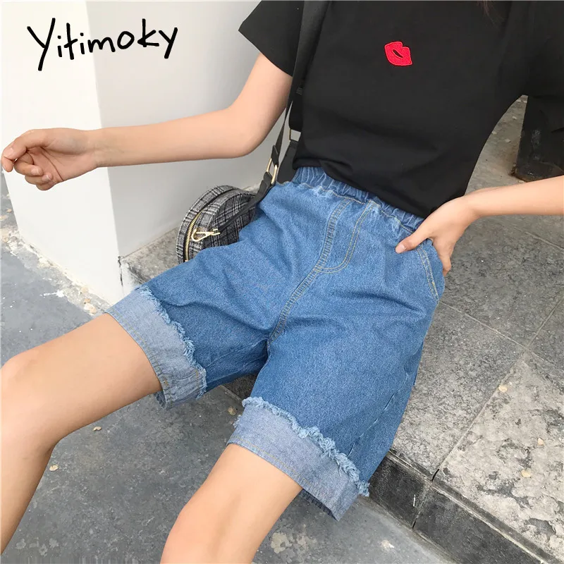 Женские джинсовые шорты свободные однотонные с высокой талией и бахромой на