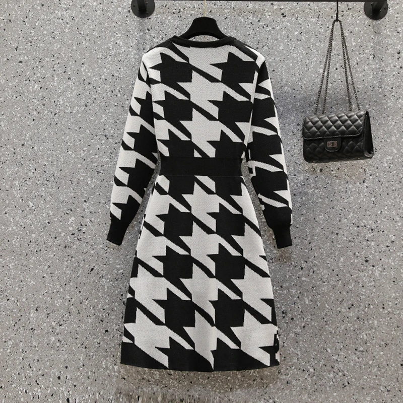 Осенне-зимнее черное трикотажное хлопковое платье средней длины в клетку с