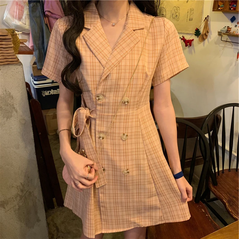 

Приталенное двубортное платье в клетку, с коротким рукавом