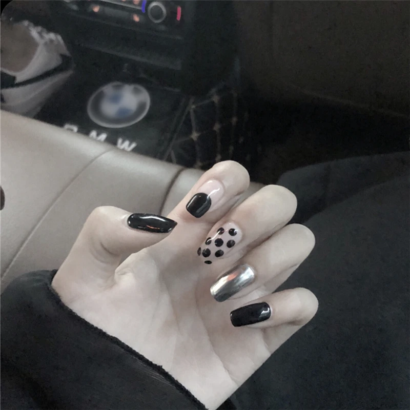 Накладные ногти в американском стиле дымчатые однотонные с черным волнистым