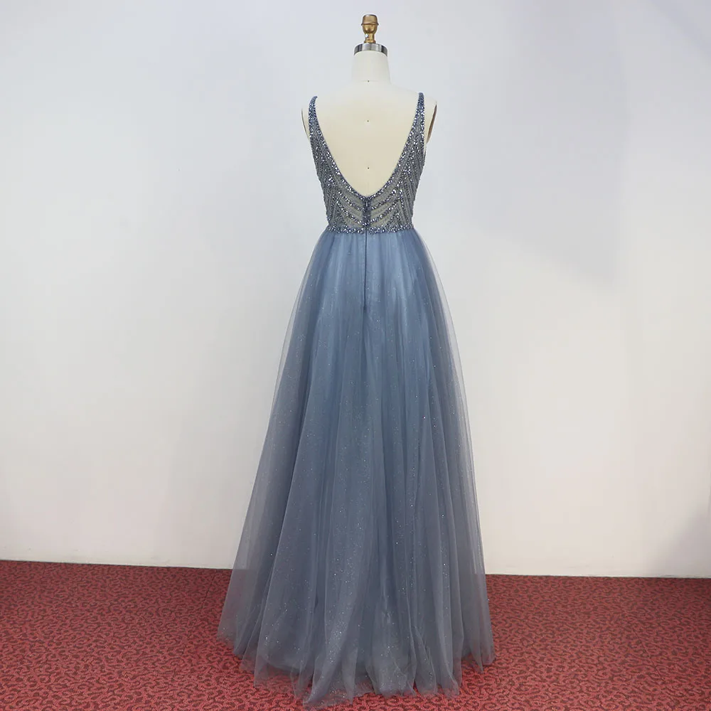 Длинное платье для выпускного вечера с глубоким v-образным вырезом вышитое