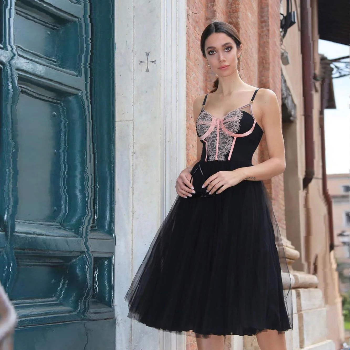 

Красивые Элегантные Короткие вечерние платья на тонких бретельках без рукавов кружевные тюлевые трапециевидные женские платья для выпуск...