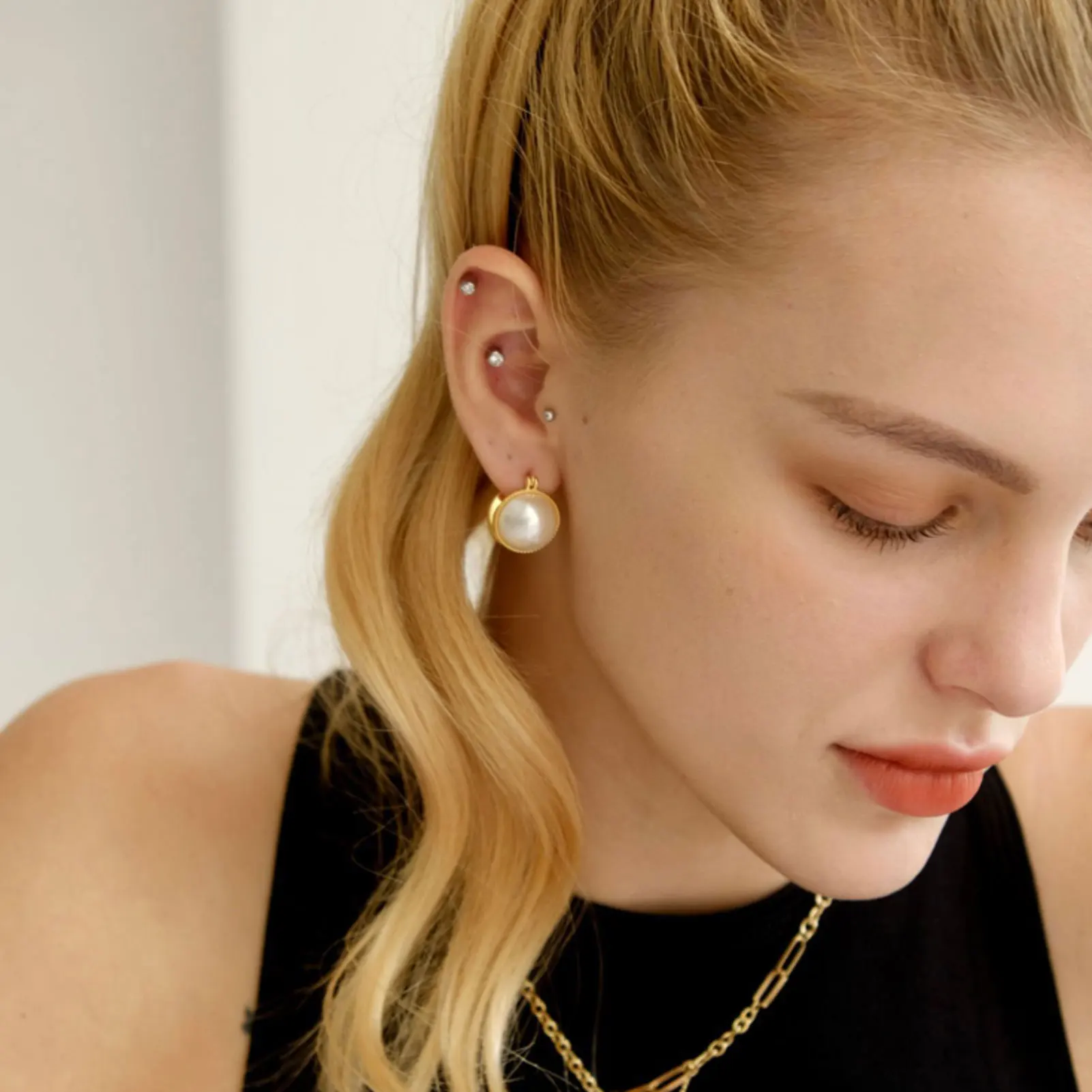 

Pearl Hoop Earrings for Women Small Gold Huggie Hoops Faux White Pearl Jewelry