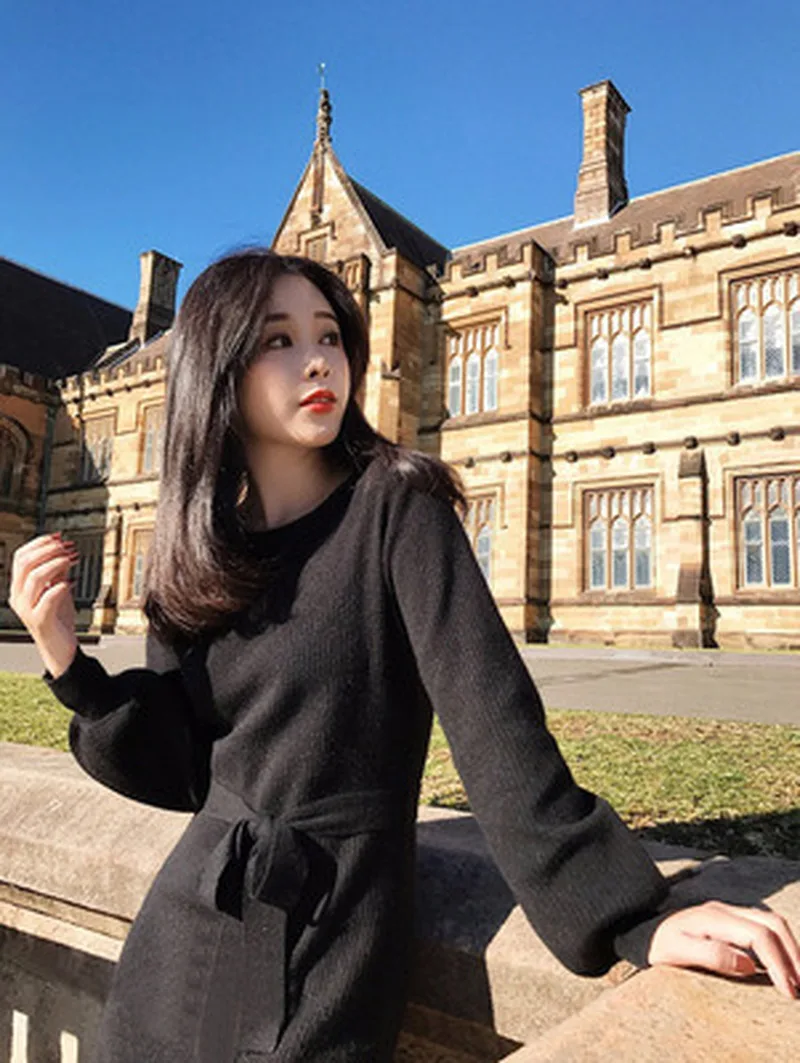 Женское трикотажное платье-свитер с длинным рукавом и разрезом на талии | Женская