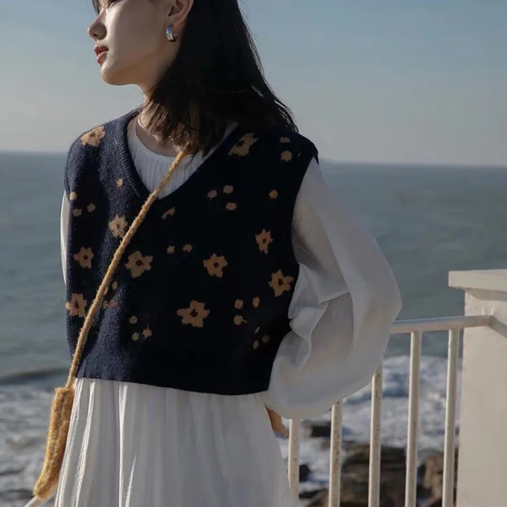 

Japanese retro sleeveless short sweater coat women's new Korean jacquard sweater vest in autumn and winter 2021