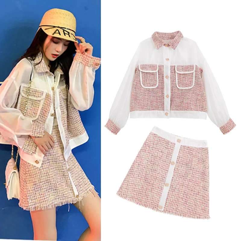 Женский костюм из двух предметов розовый с юбкой и карманами на пуговицах