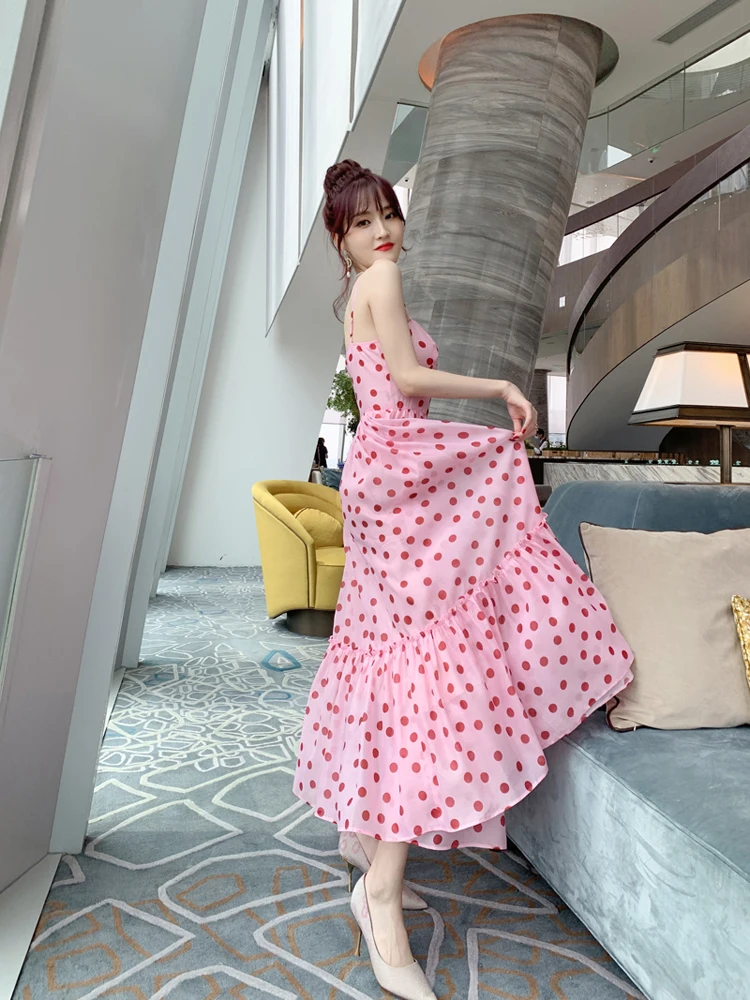 Женское летнее розовое платье макси длинное в горошек на бретелях-спагетти |