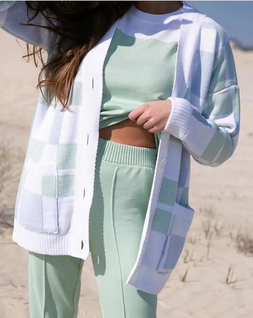 Женский трикотажный костюм ALPHALMODA короткий пуловер + клетчатый кардиган брюки