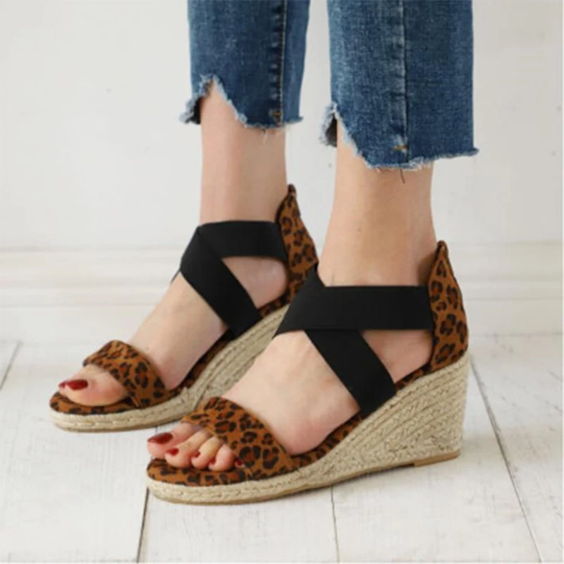 Леопардовые сандалии на молнии 2020 г. Женская обувь танкетке с перекрестной