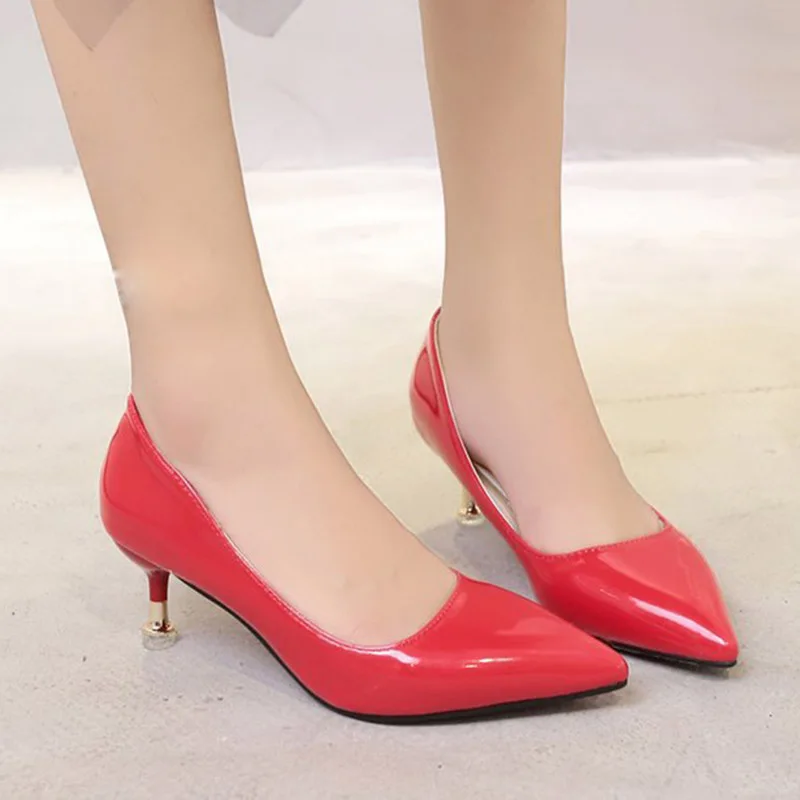 Офисные женские туфли из органической кожи модельные лакированной на высоком