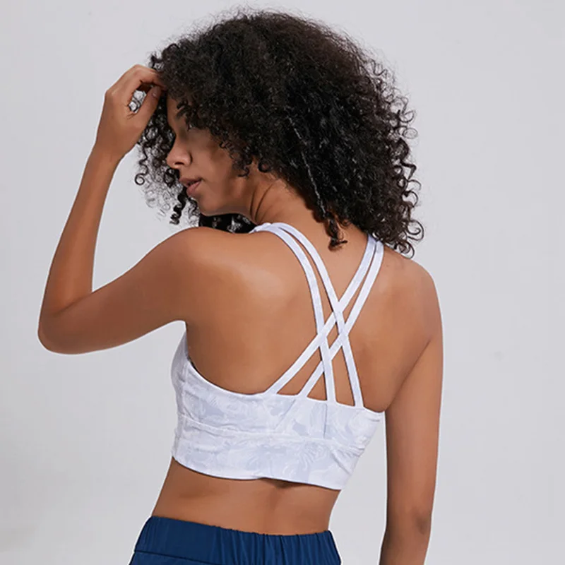 Красивый спортивный бюстгальтер с наполнителем на спине для тренировок фитнеса