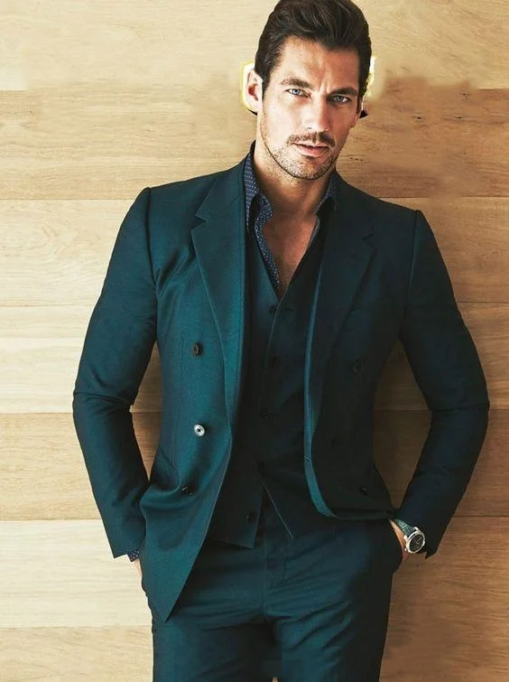 Темно зеленые двубортные смокинги для жениха с вырезом на воротнике мужские