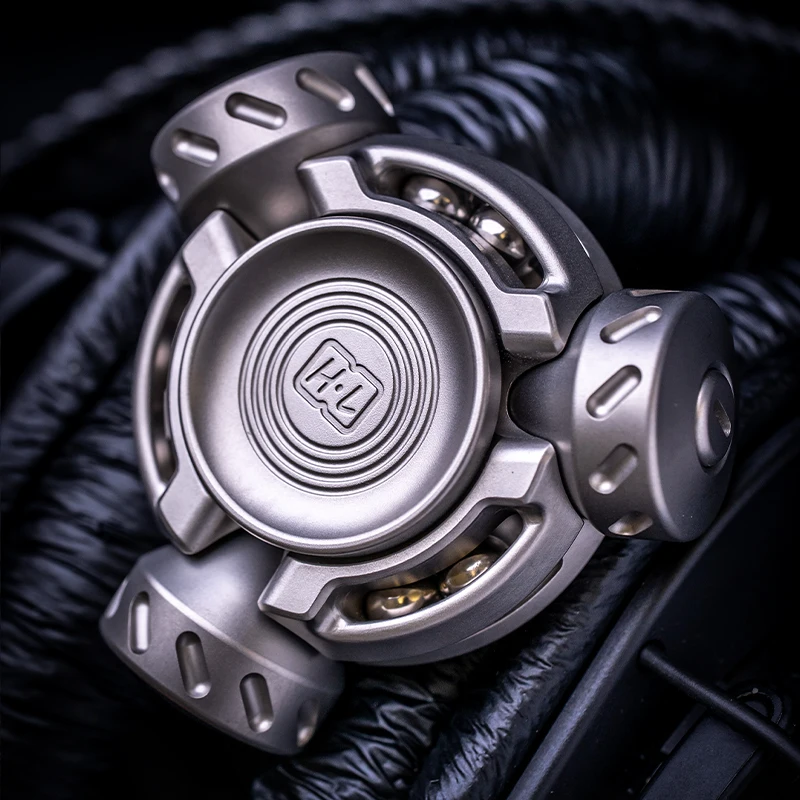 

H.L Bad Mantis Slider 2.0 Self-rebounding Fingertip Spinner EDC Adult Decompression Toy Super Long Time