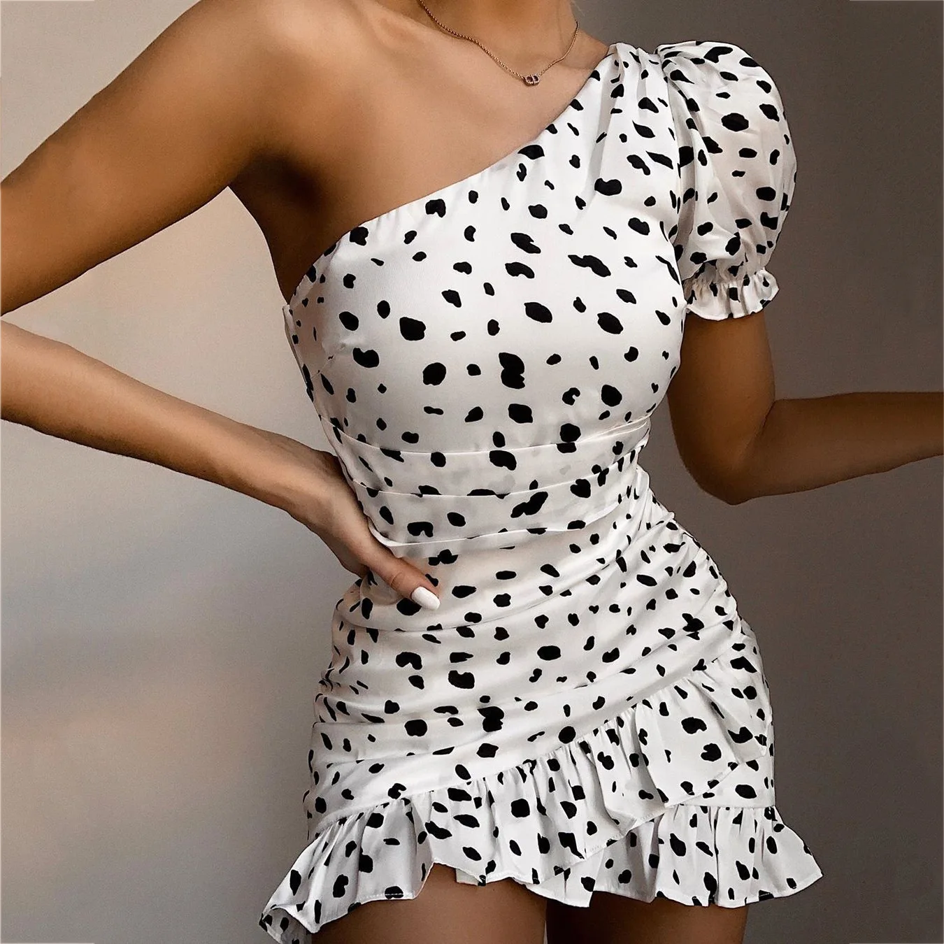 

Black White Polka Dot Dress One Shoulder Short Sleeve Ruffles Cottagecore Summer Dress Ruched Mini Dress Women Vestidos 2021 New