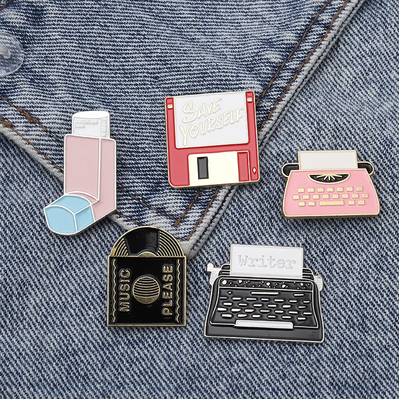 

CD Typewriter USB Storage Brooch Enamel Pin Cartoon Lapel Pin Brooch Metal Badge Retro Classic Jewelry Gift Collection