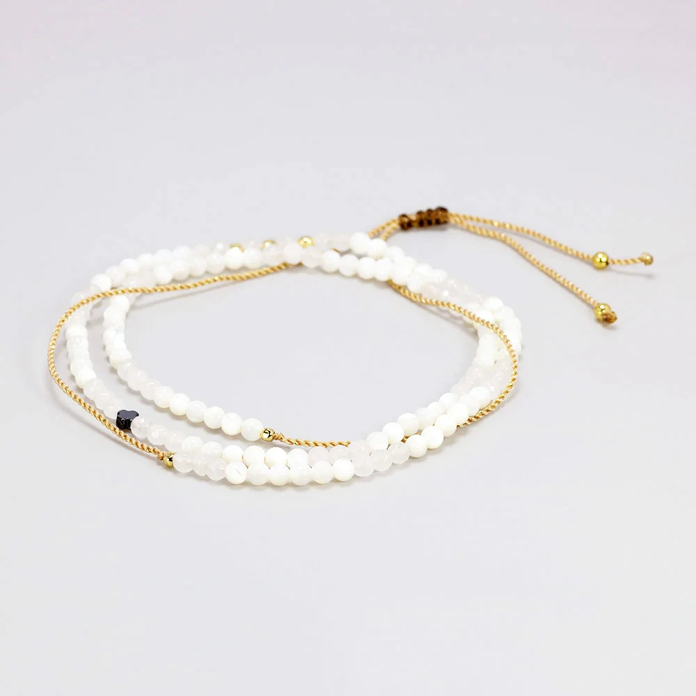 Женский многослойный браслет с бусинами и крестиком из красных нитей