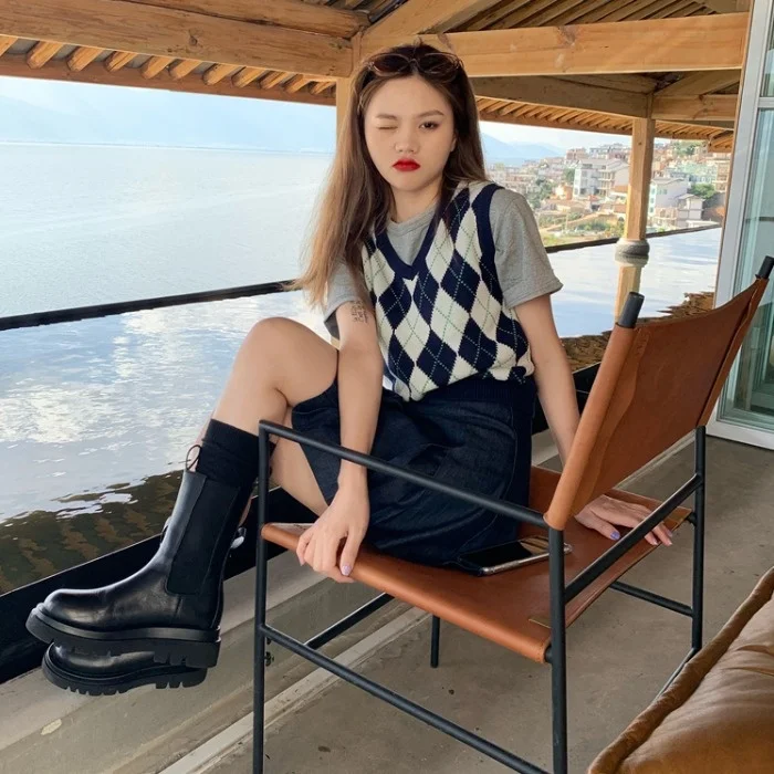 Трикотажный жилет контрастных цветов с ромбовидным V-образным вырезом для