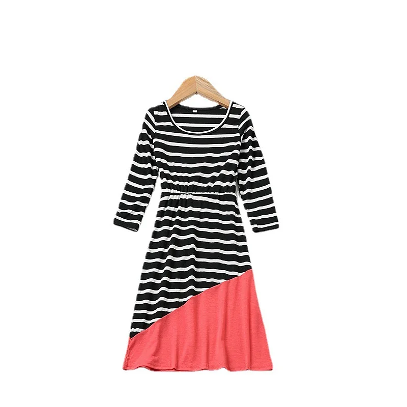 Женское длинное платье в черно-красную полоску стиле бохо весеннее одинаковое с