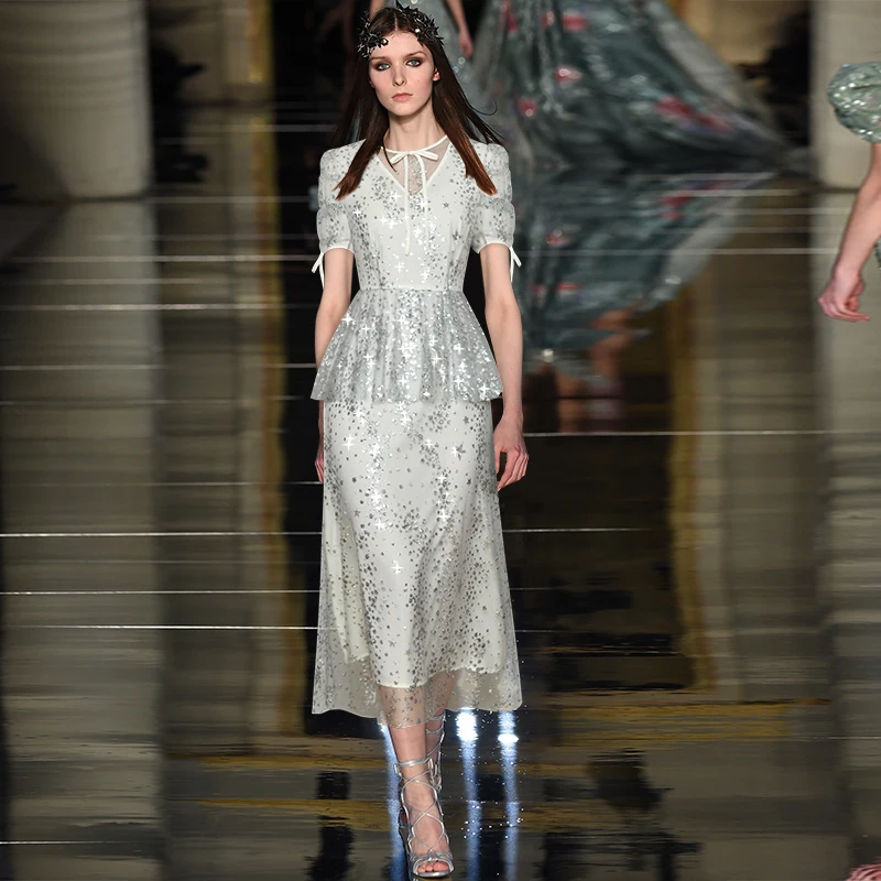 Блестящее платье средней длины на шнуровке с круглым вырезом коротким рукавом