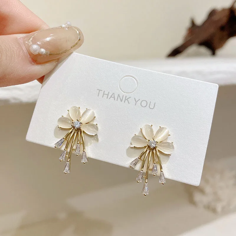 

Silver Needle Geometry Flower Petal Earrings Ladies Simple Fashion Wedding Jewelry Accessories
