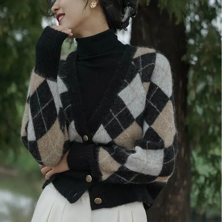 

2020 classic diamond lattice thick Vintage knitted cardigan sweater for women